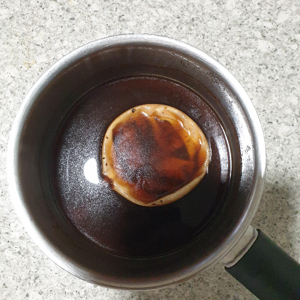 융 드리퍼에 대한 모든 것: 융 드리퍼 사용 방법, 핫 커피 및 아이스커피 레시피_커피 물에 담겨 있는 융 필터