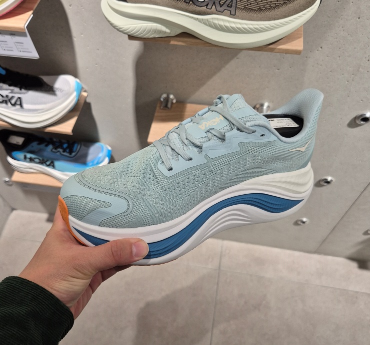 호카 본디 클리프톤 스카이워드 비교