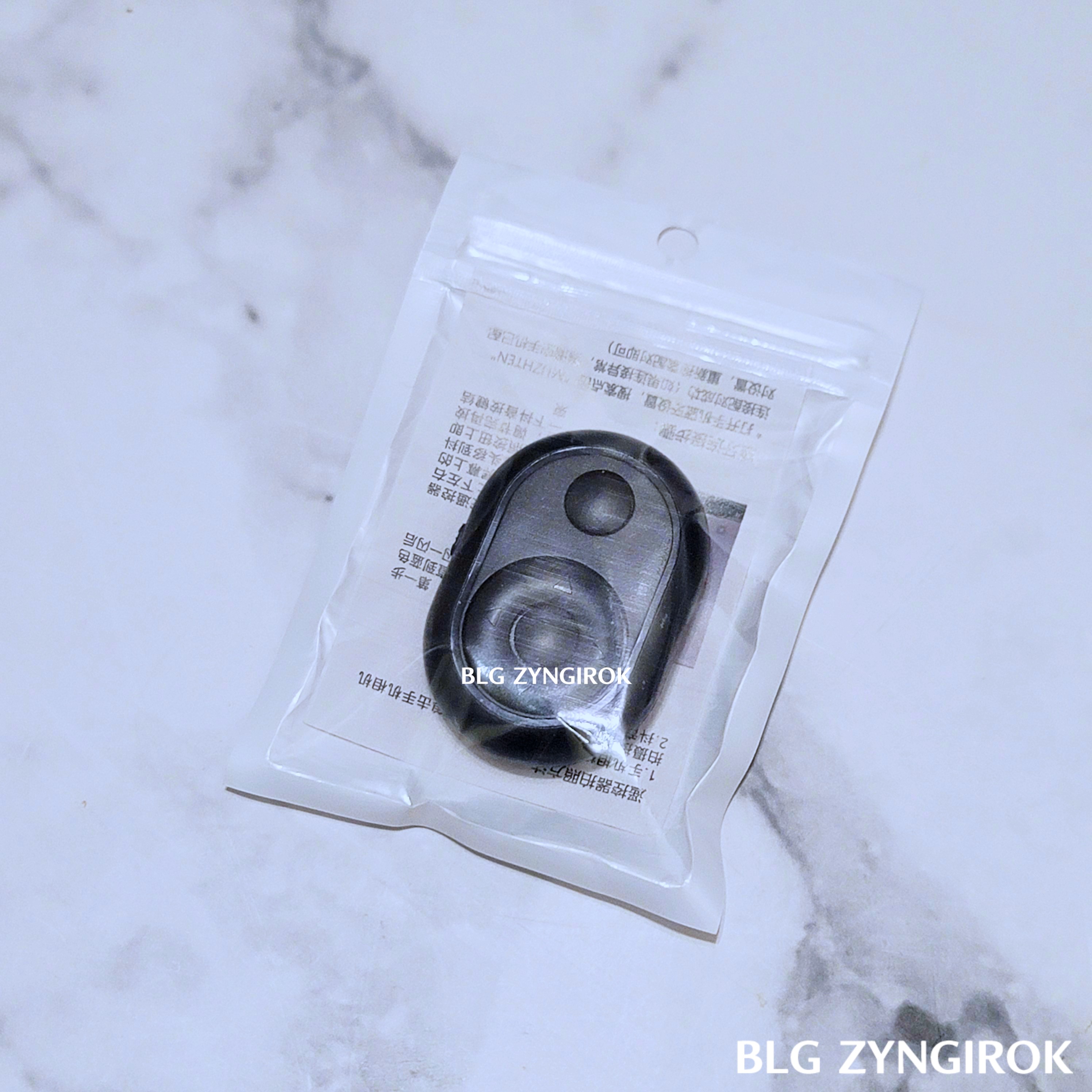 알리익스프레스에서 구매한 블루투스 리모컨이 테이블 위에 놓여있다.