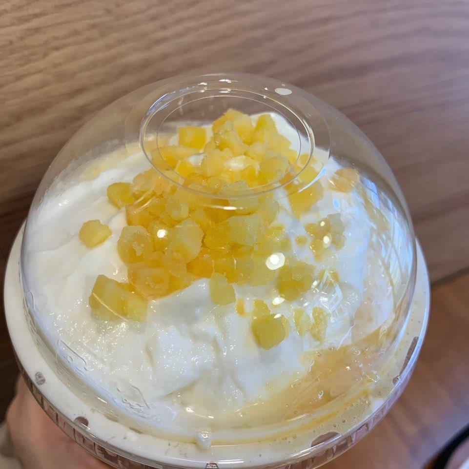 그릭요거트와 망고 토핑