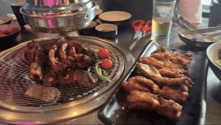 강남 쪽갈비 숯불에 구워지는 모습, 초벌된 갈비와 함께 테이블 위 상차림