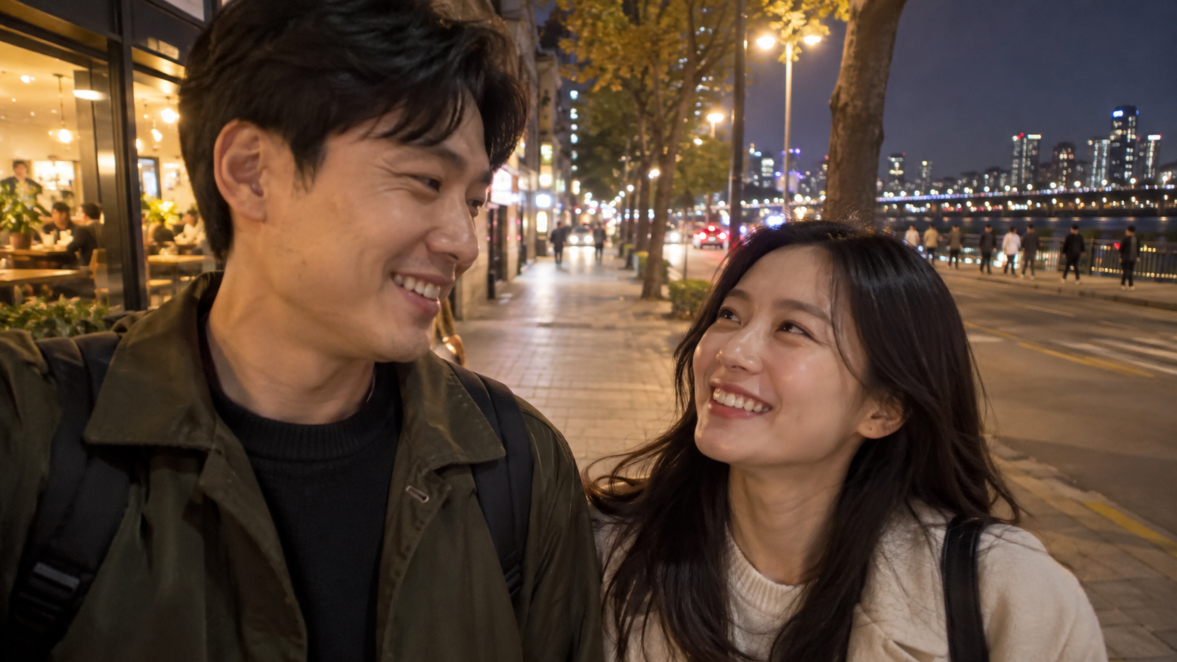 저녁 산책을 하며 웃고 이야기하는 부부