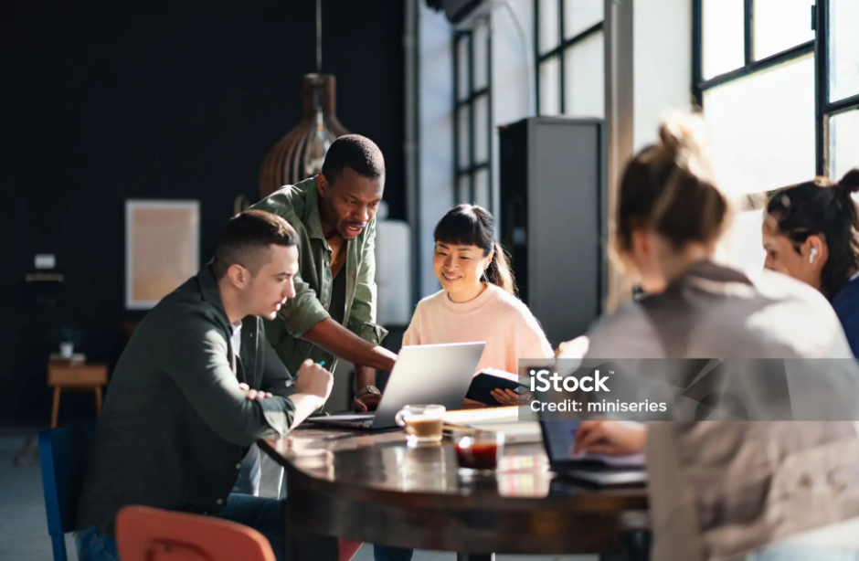 회의하는 사람들