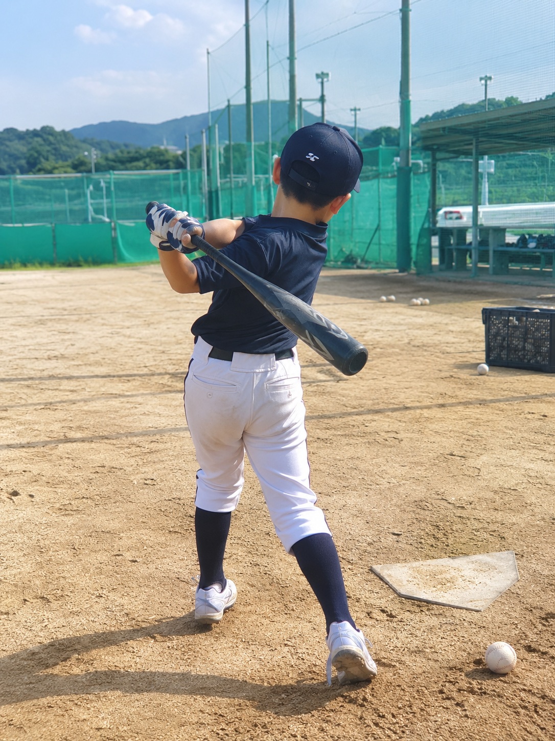 야구 배트를 들고 스윙 자세를 연습하는 초등학생