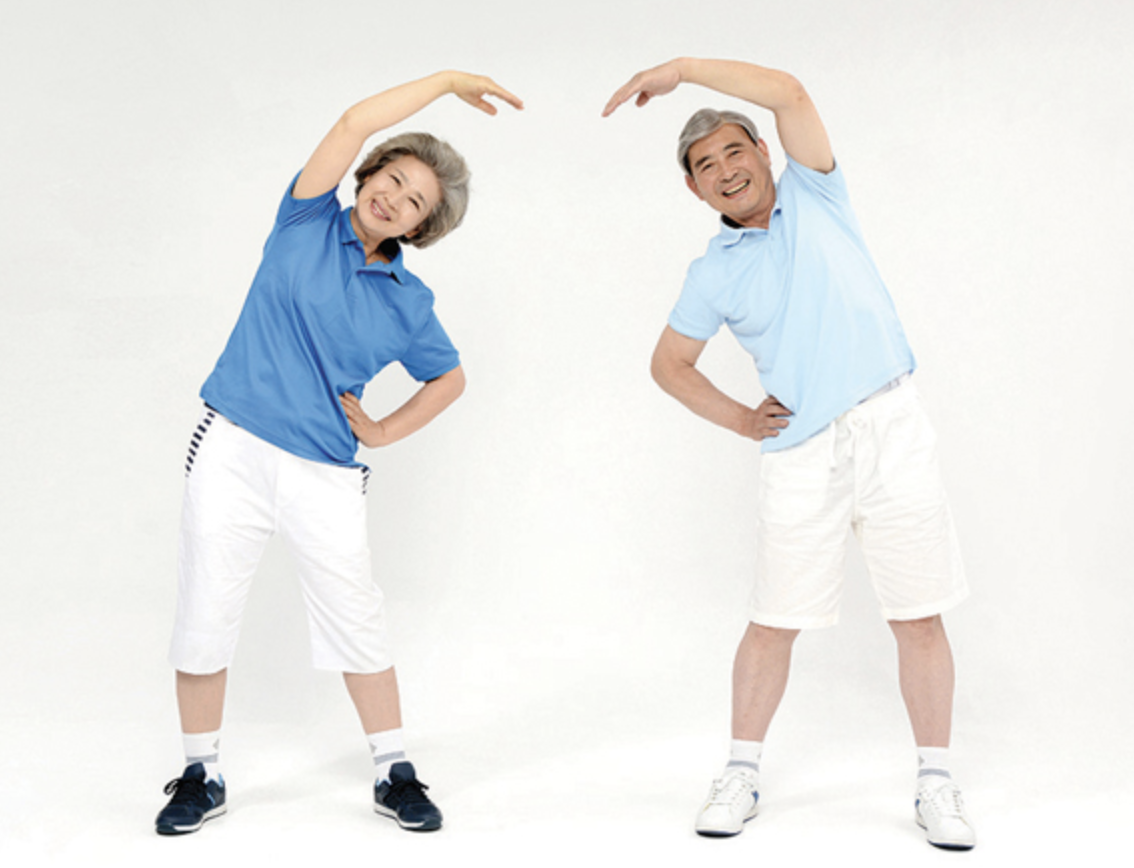 60대 남자와 여자가 스트레칭을 하고 있다