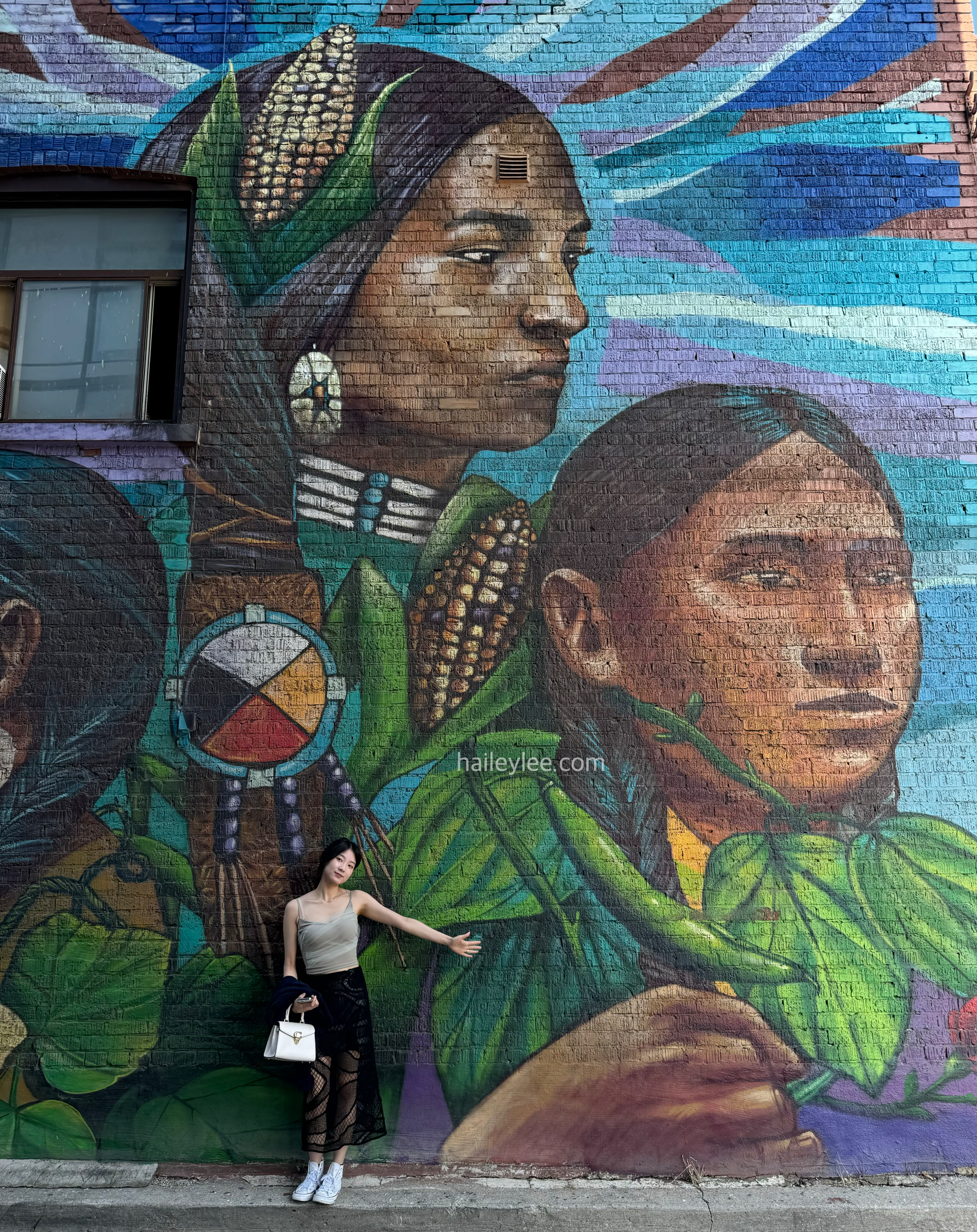 (왼) 브런치 맛집 Milou (오) 골목 벽화