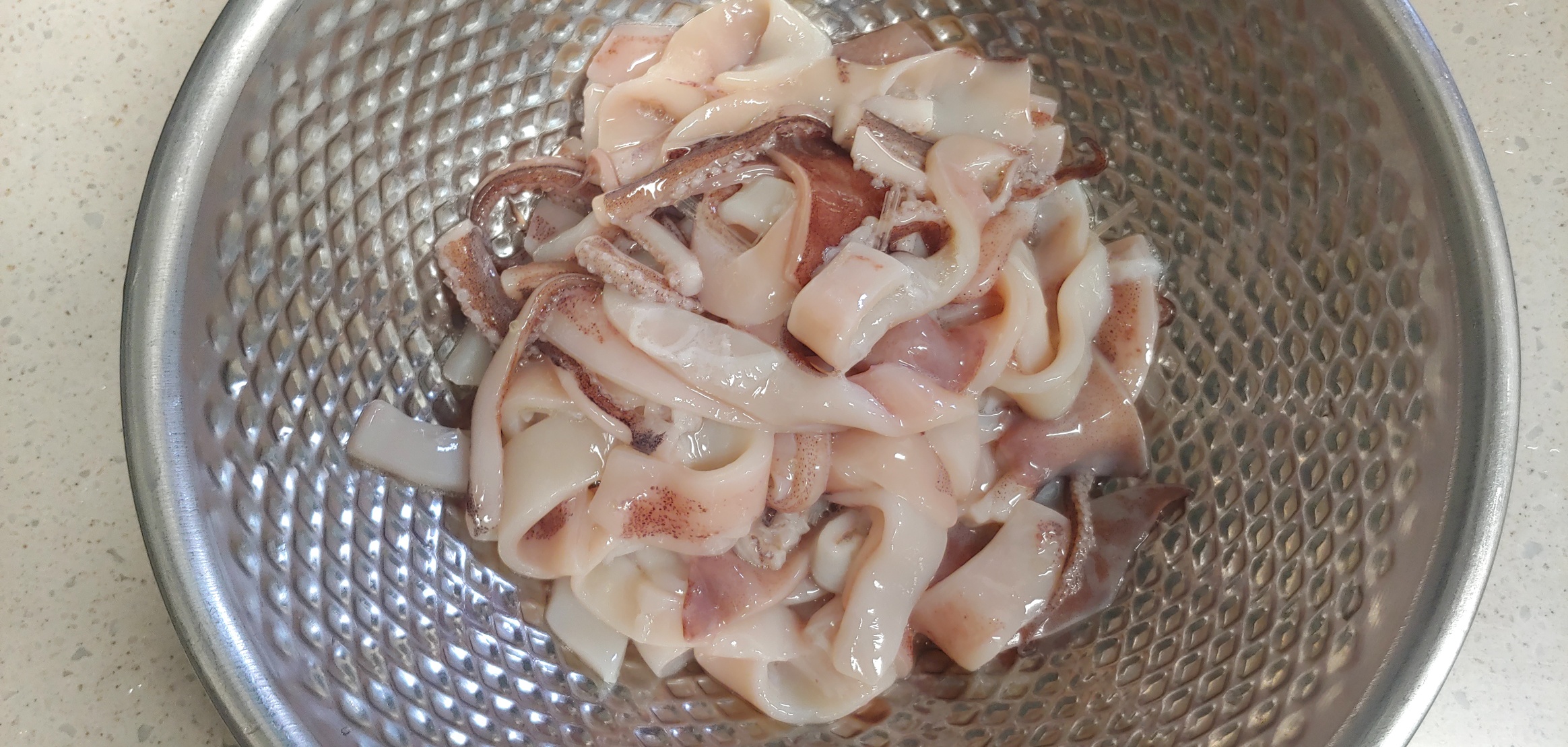 오징어 손질은 사실 큰 마트에서는 이미 되어있거나, 요즘에는 해주는 경우도 많습니다.