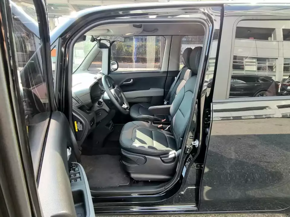 더 뉴 레이의 운전석 문을 연 모습입니다.