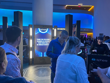 더 스피어 1층에 전시된 메타버스 아바타 촬영 카메라