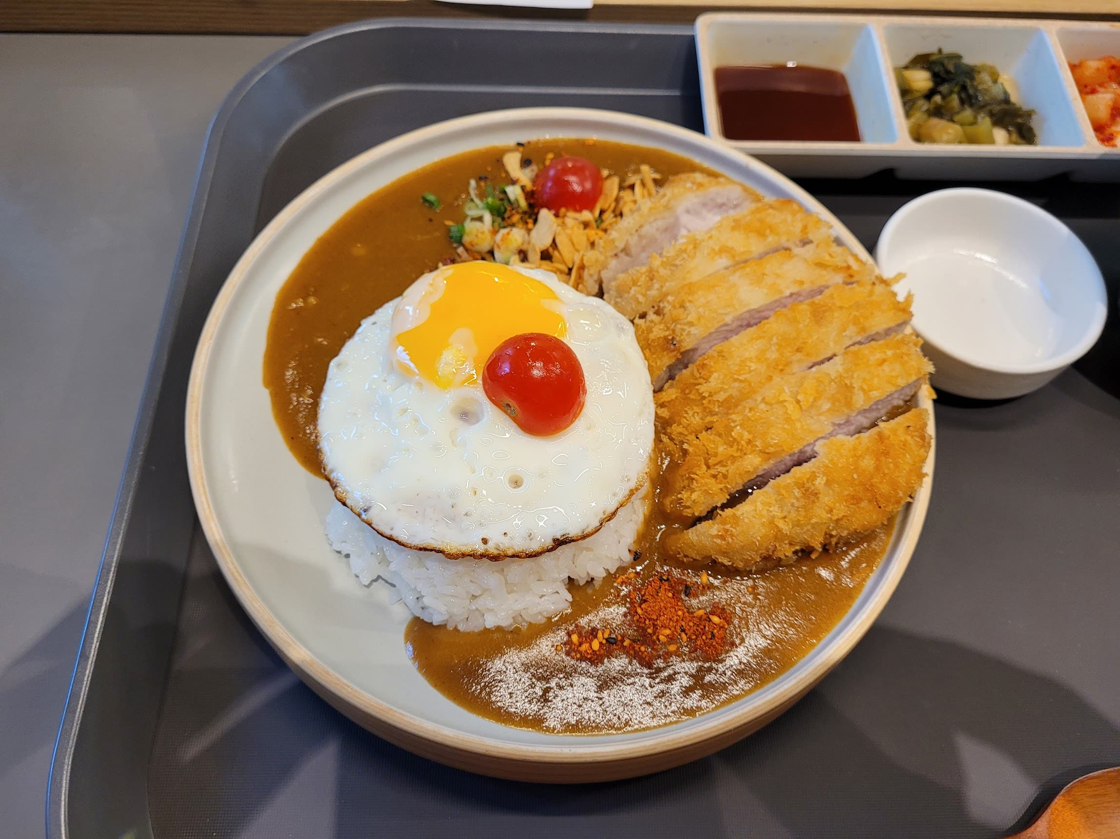 돈가스 소스와 어우러진 달걀후라이가 올려진 일식돈가스