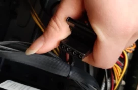 SATA 전원 커넥터 및 4핀 전원 커넥터