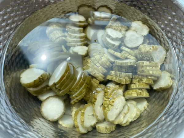 전통오이지무침 - 찬물에 오이지 담가서 짠맛 빼기