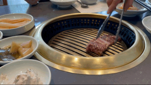 서울 강남 맛집 삼원가든 - 불판 위 양념갈비 올리는 영상