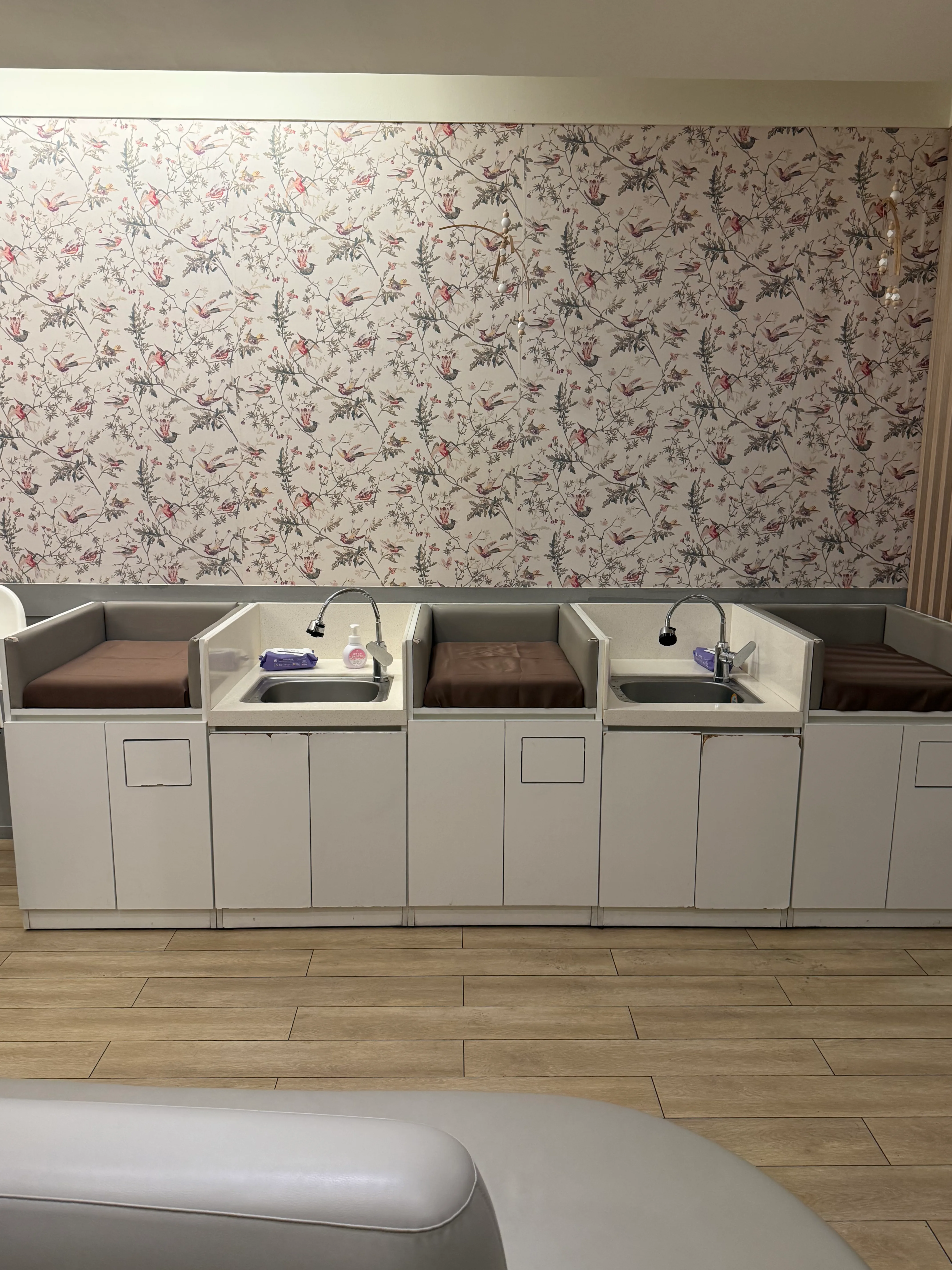 기저귀 갈이대 3개와 개수대 2개 정면