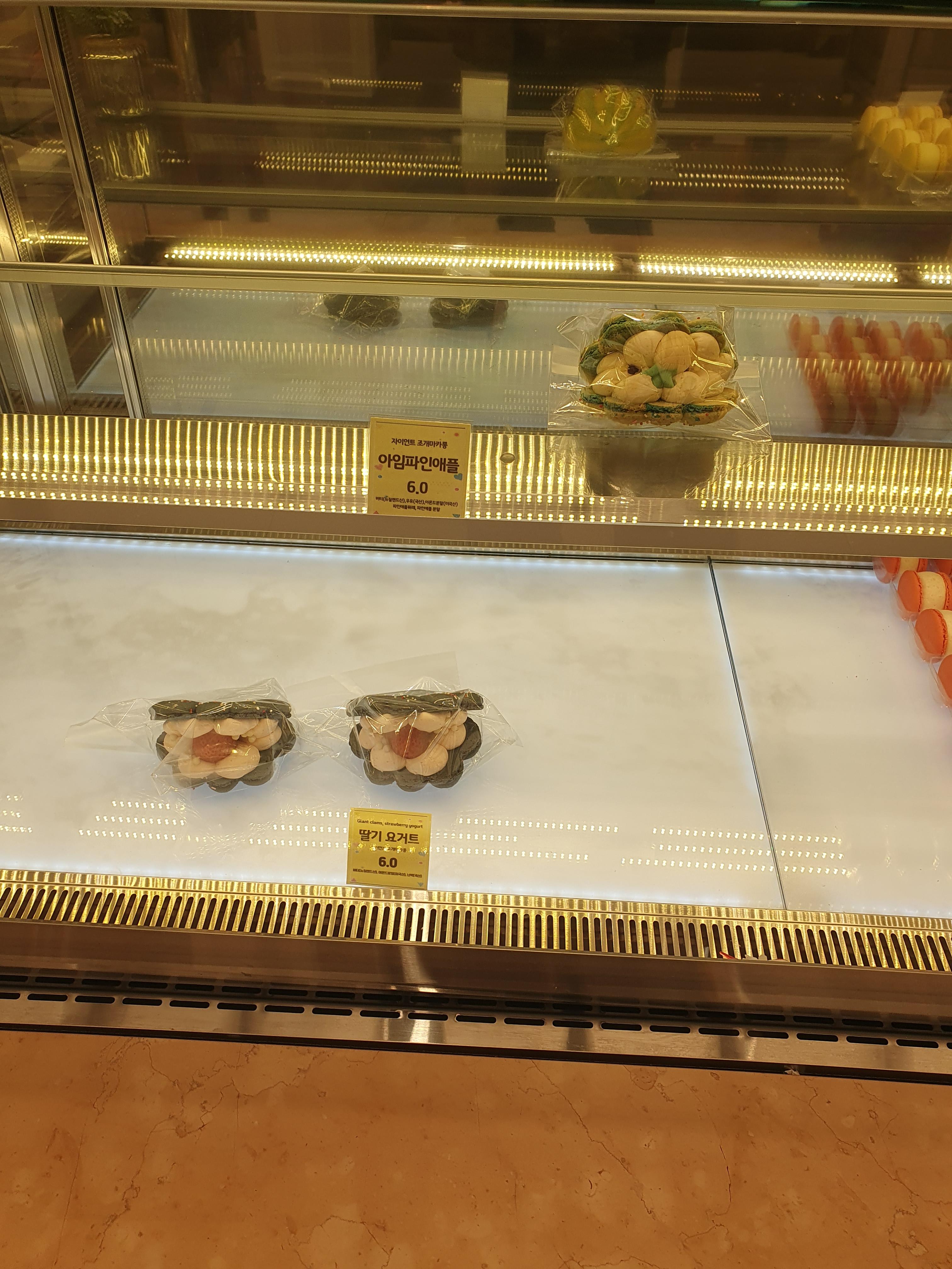 과일이 들어가는 조개 마카롱은 많이 나갔습니다.