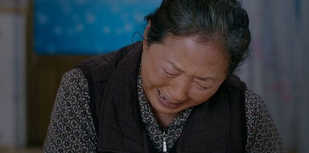 아들이-고비라는-연락을-받고-절망하는-춘희.
