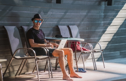 항공권 예매-노트북을 무릎위에 놓은 남성 사진