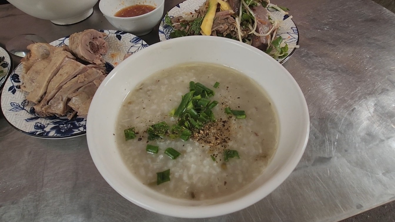 다낭 현지 오리죽 (Cháo vịt) 그릇 클로즈업