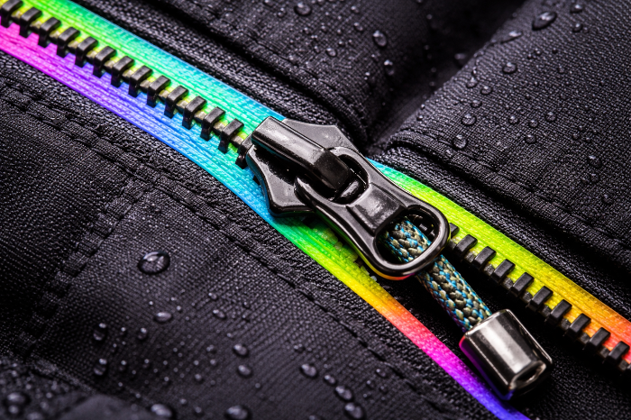 패션 장식으로 격상된 모듈러 아우터의 고성능 지퍼와 하드웨어 디테일.