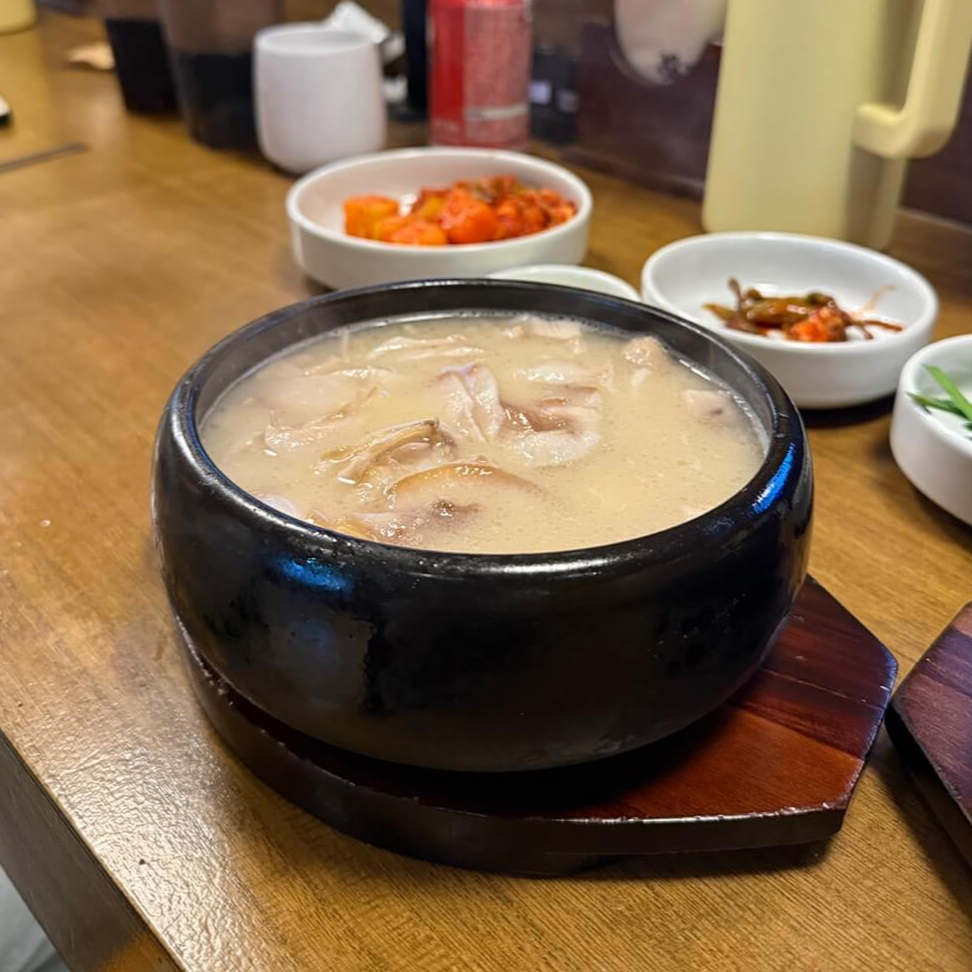 안목성수 섞어국밥 뚝배기 국밥 따뜻하게 제공되는 모습