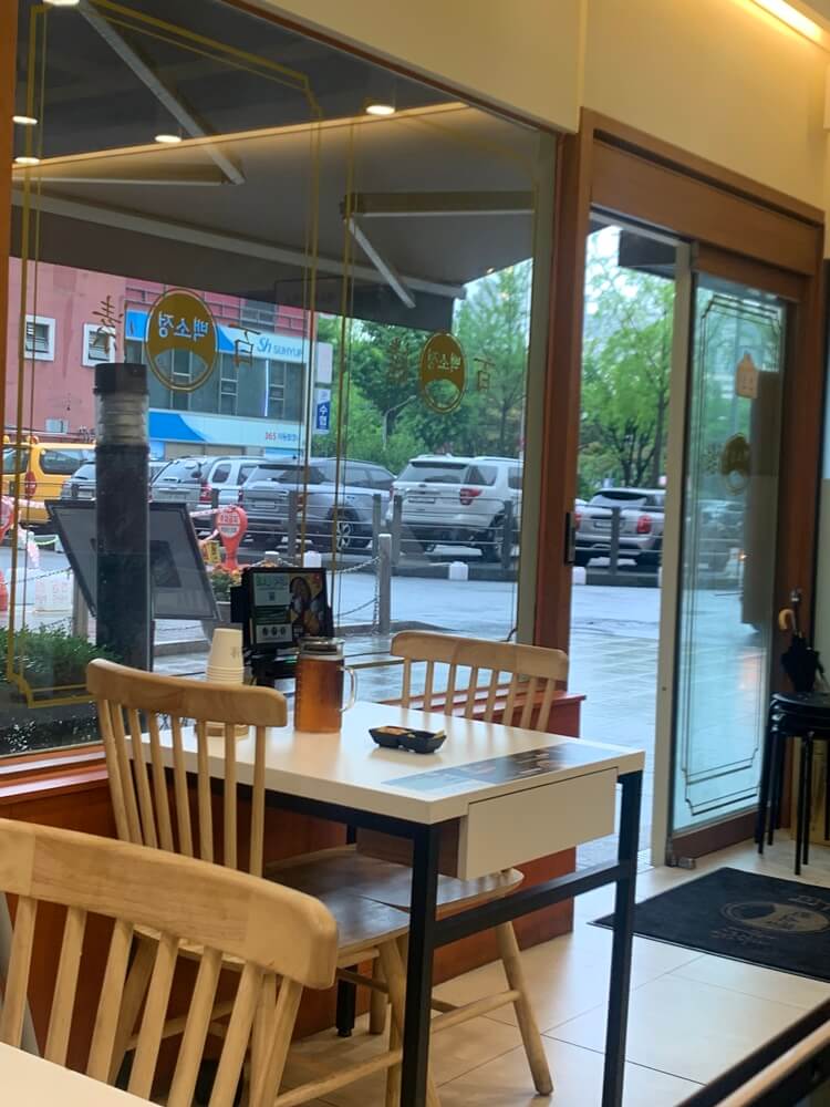 창가쪽 2인 테이블