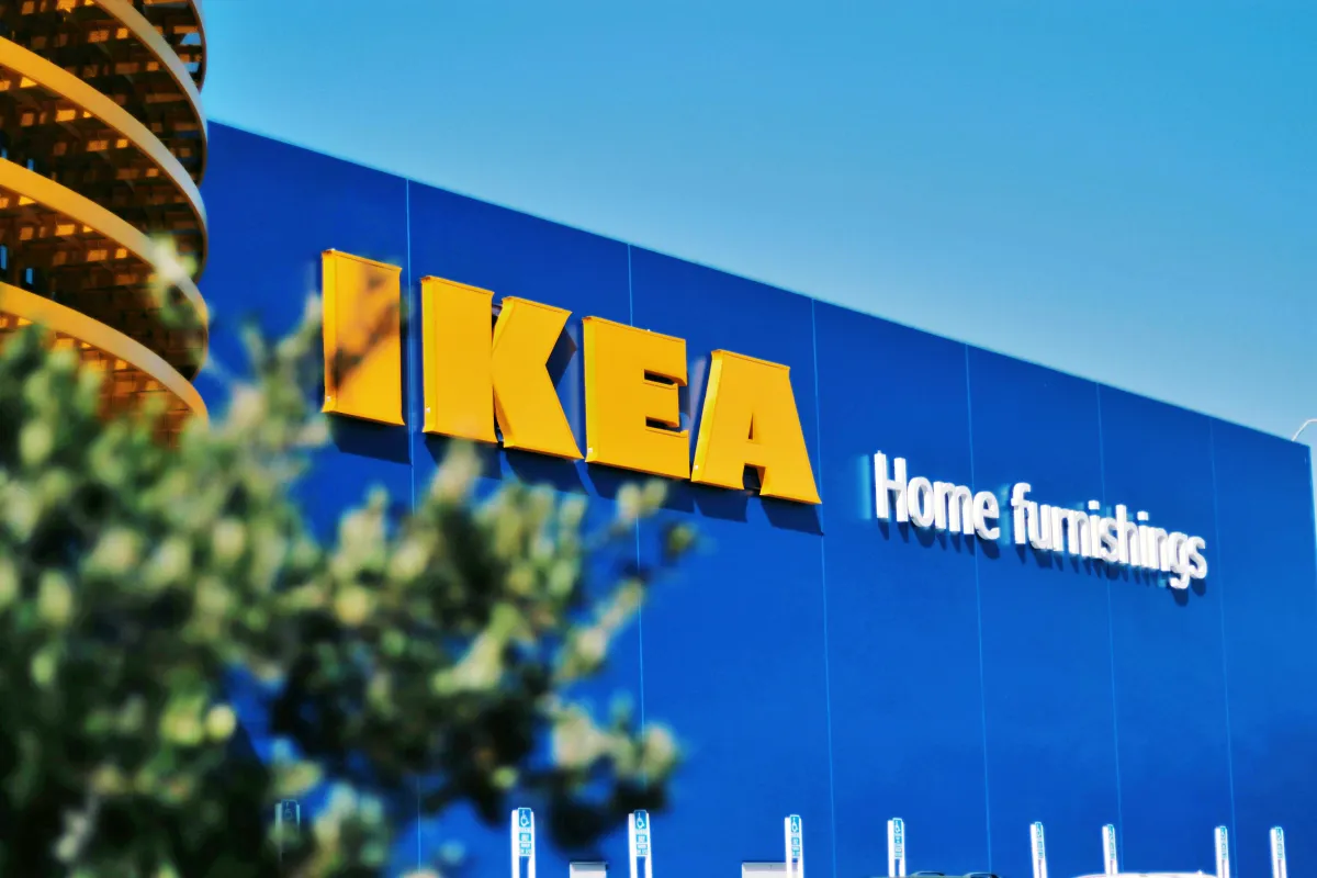 커다란-이케아-로고와-특유의-블루-건물