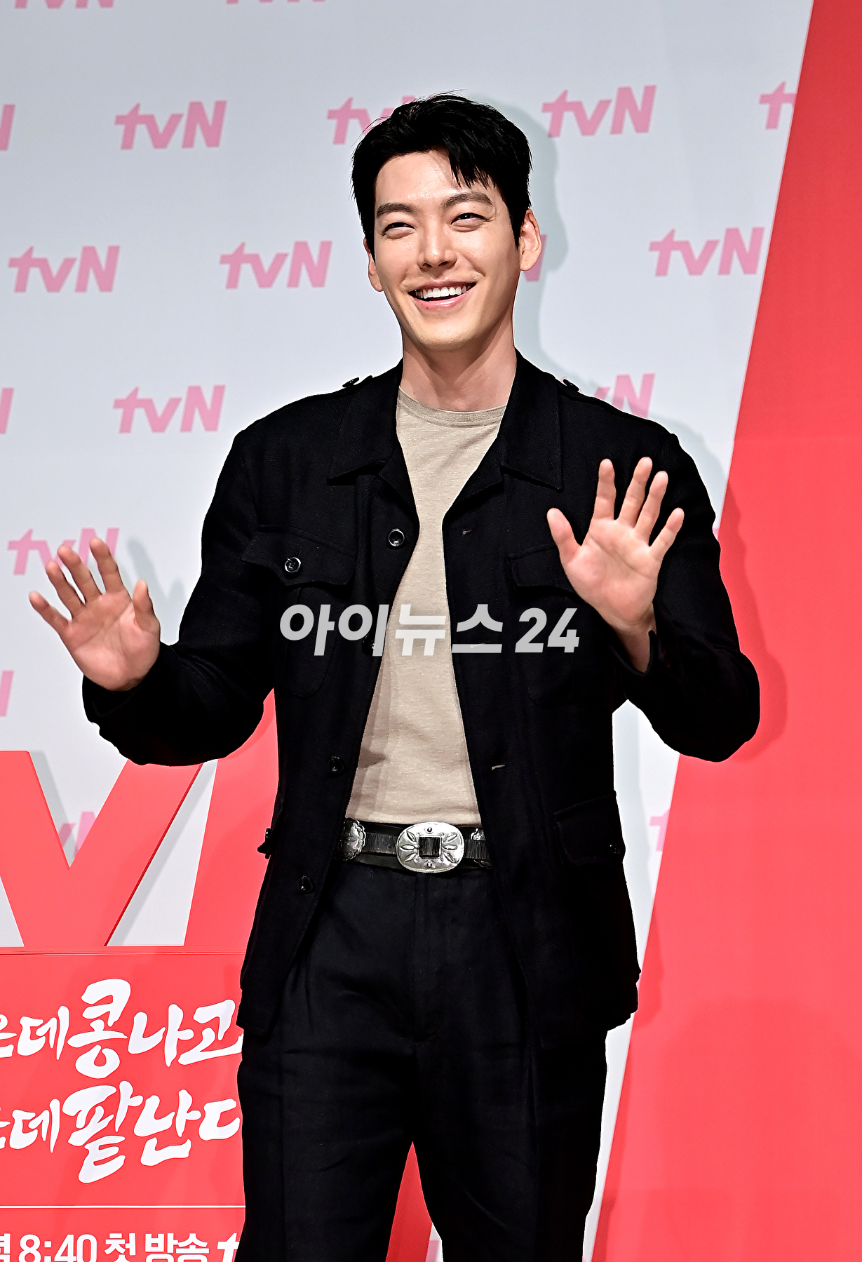 배우 김우빈이 11일 오후 서울 강남구 엘리에나 호텔에서 열린 tvN &#39;콩 심은 데 콩 나고 팥 심은 데 팥 난다&#39; 제작발표회에서 포토타임을 갖고 있다. [사진=곽영래 기자]