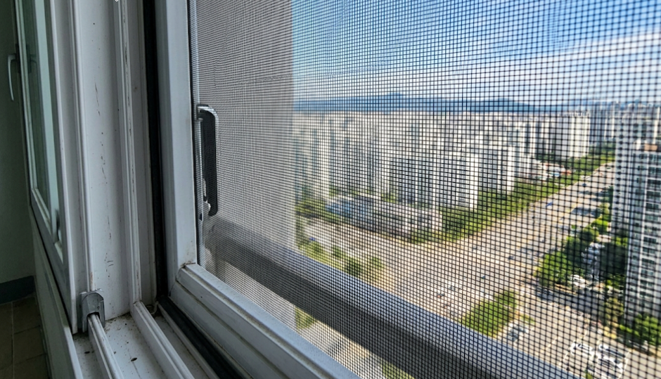 아파트 미세방충망 교체 비용 및 재질 비교: 셀프 시공 전 필수 확인