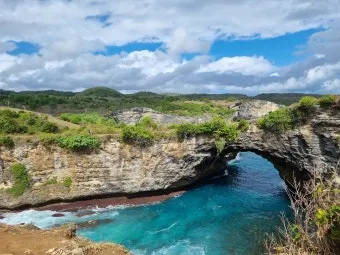 발리 브로큰 비치 Broken Beach 파도와 바람이 만든 천연 아치_6
