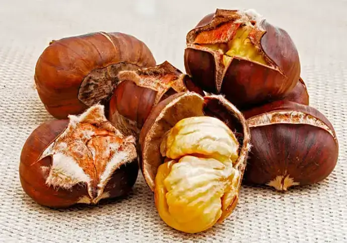 껍질이-벗겨져있는-밤