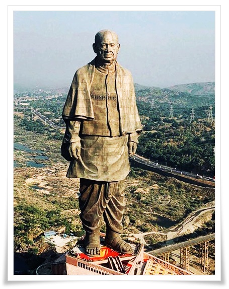 굉장히 크고 높은 동상이 건물처럼 보이는 기단부에 서있는 전경사진. 조각물의 아래로 강줄기가 아주 가늘게 보인다