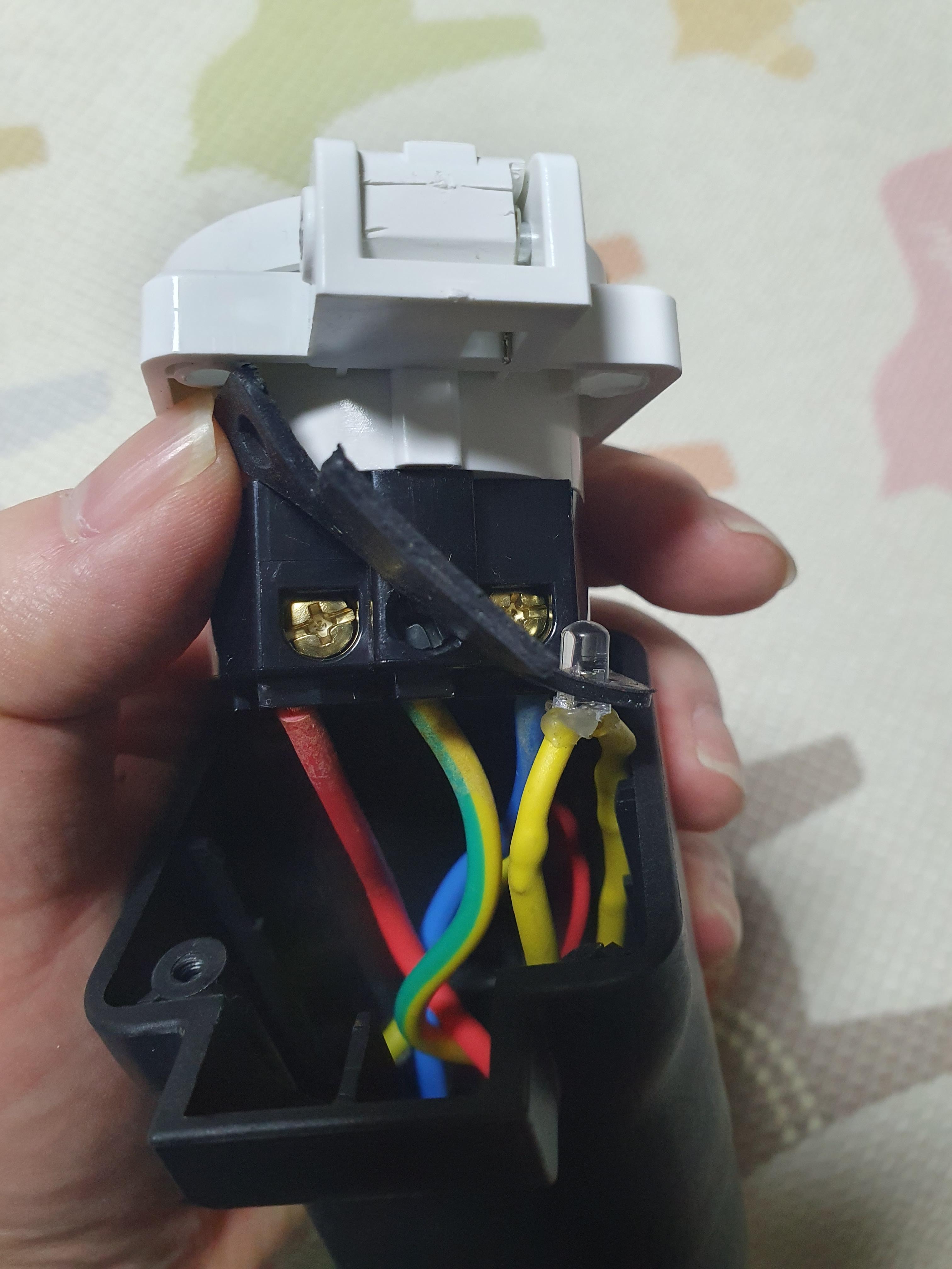 +드라이버를 이용해서 + 볼트를 풀고 전선을 빨간색선 오른쪽, 파란색선 왼쪽, 노란색선 가운데 연결하세요