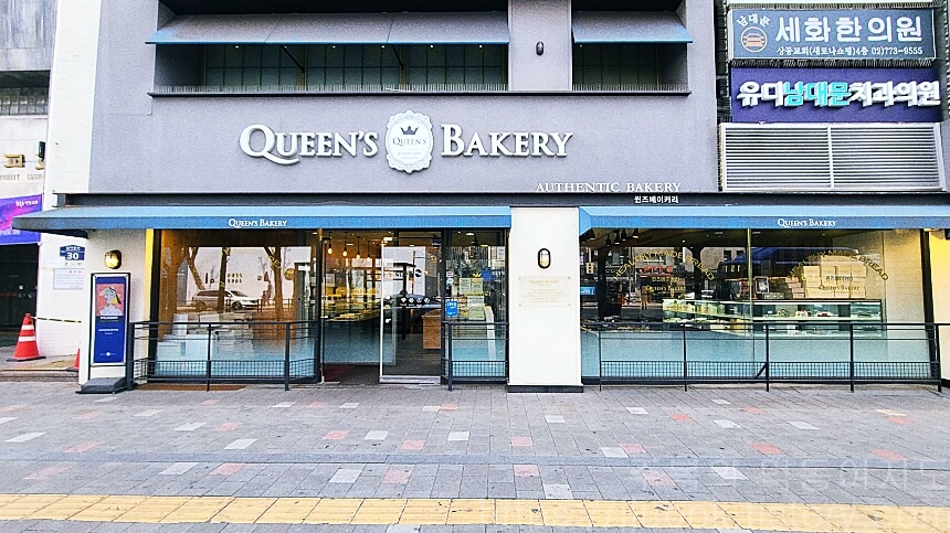 퀸즈-베이커리-입구