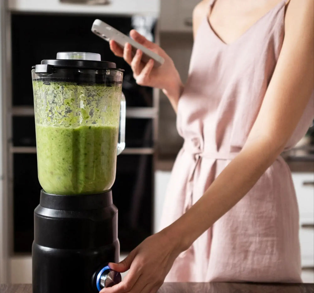 알로에 베라 주스를 믹서기에 갈고 있는 모습