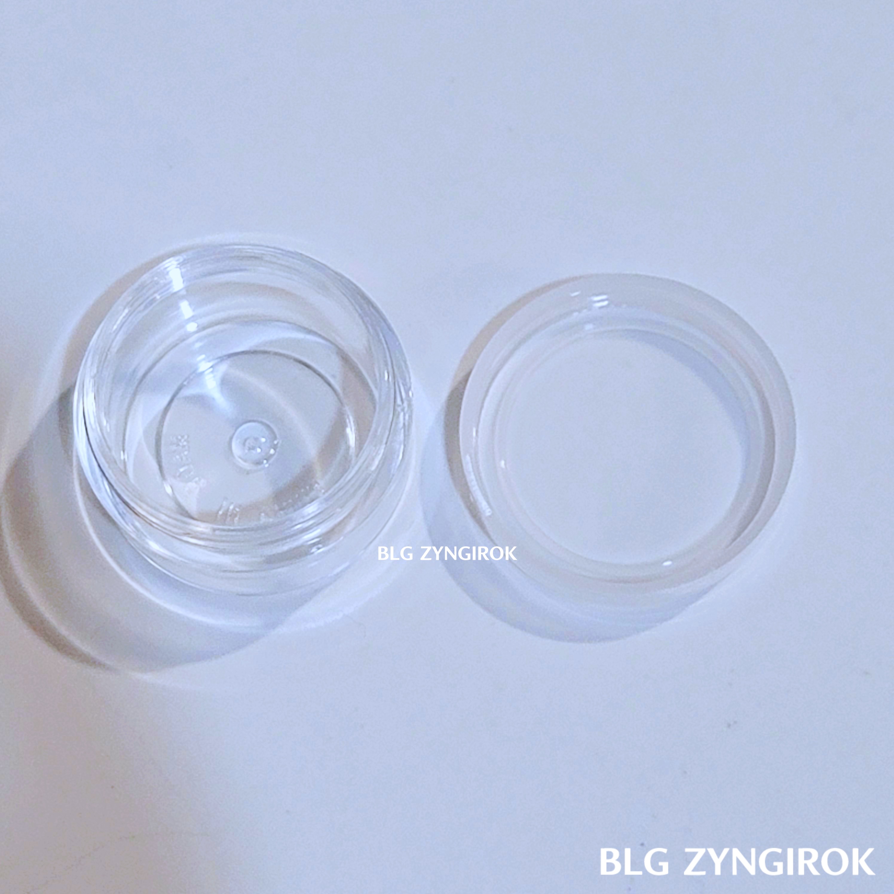 뚜껑을 열고, 용기와 뚜껑을 나란히 놓은 모습이다.