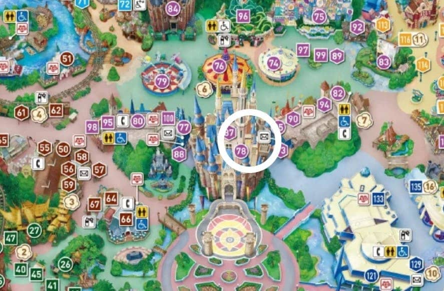 디즈니랜드 지도위에 동그라미가 그려져 있다.