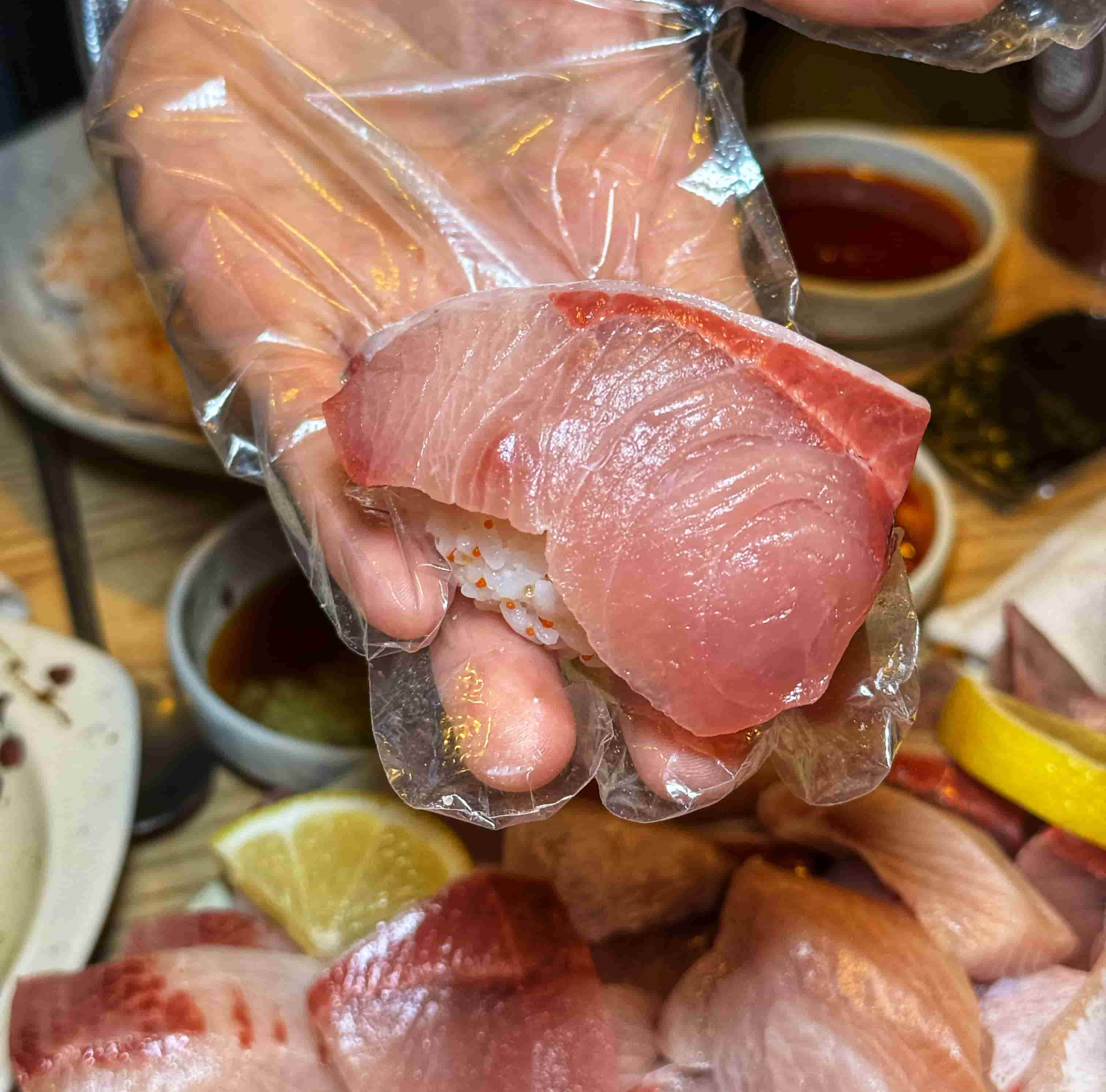 대방어로 초밥을 만들어 먹는 사진