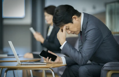 힘들어하는 남성