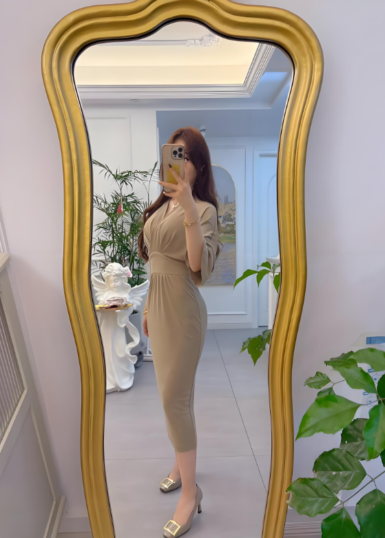 날씬한 여성이 핸드폰을 들고 거울앞에서 자신은 찍고있음