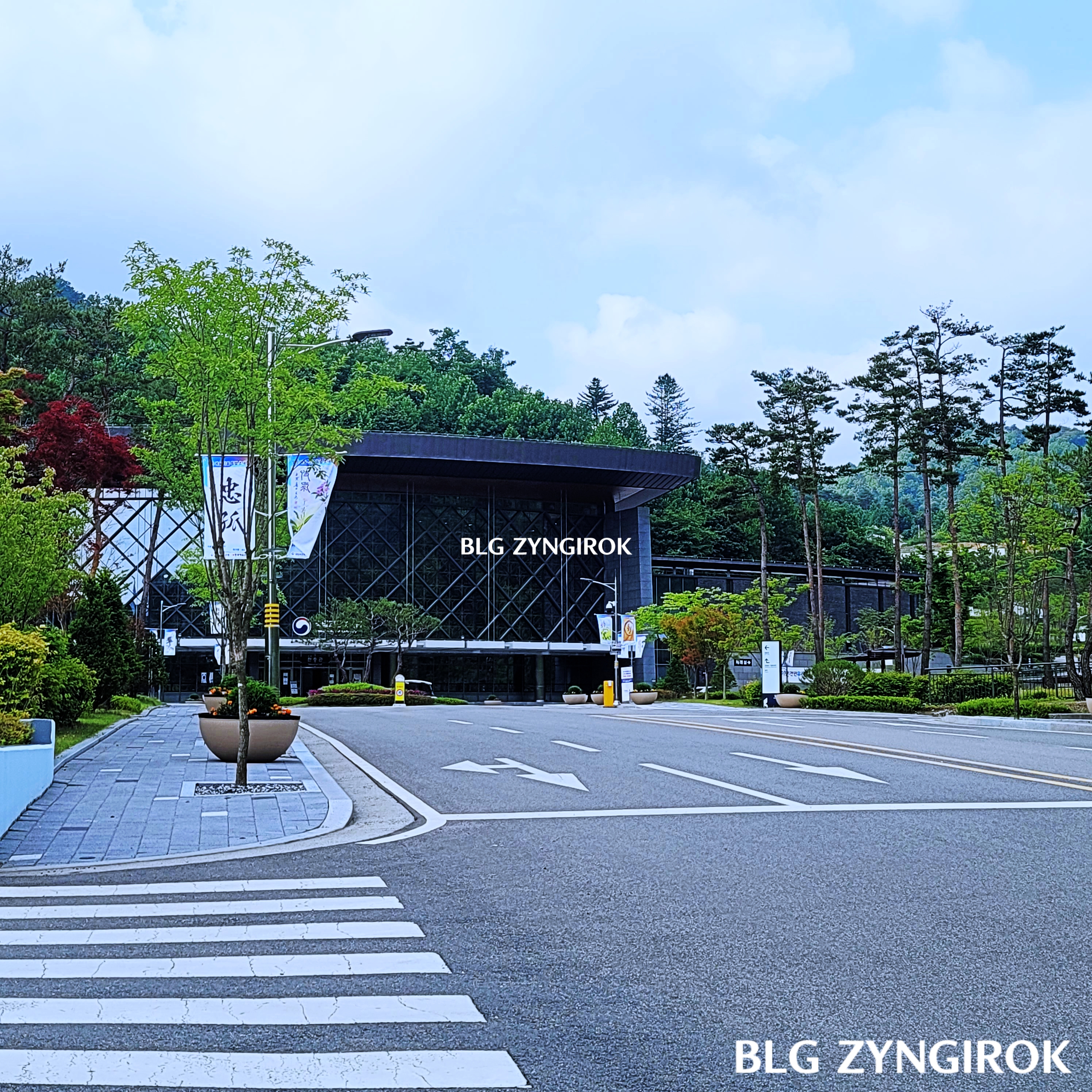 멀리서-바라본-국립괴산호국원의-현충원이다.