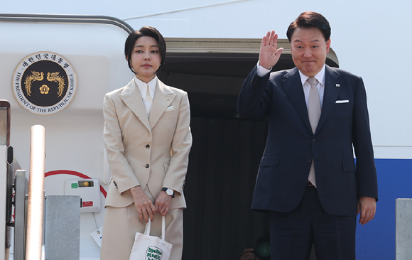 중앙아시아 3개국(투르크메니스탄&middot;카자흐스탄&middot;우즈베키스탄)을 국빈 방문하는 윤석열 대통령과 부인 김건희 여사가 10일 성남 서울공항에 도착해 공군 1호기 탑승에 앞서 인사하고 있다. 2024.06.10. [사진=뉴시스]