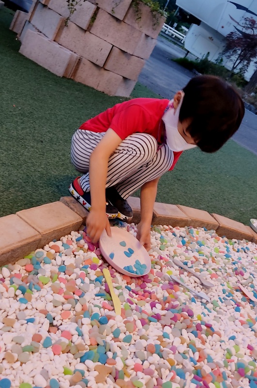 파란색 돌만 골라내고있는 쿠웅이