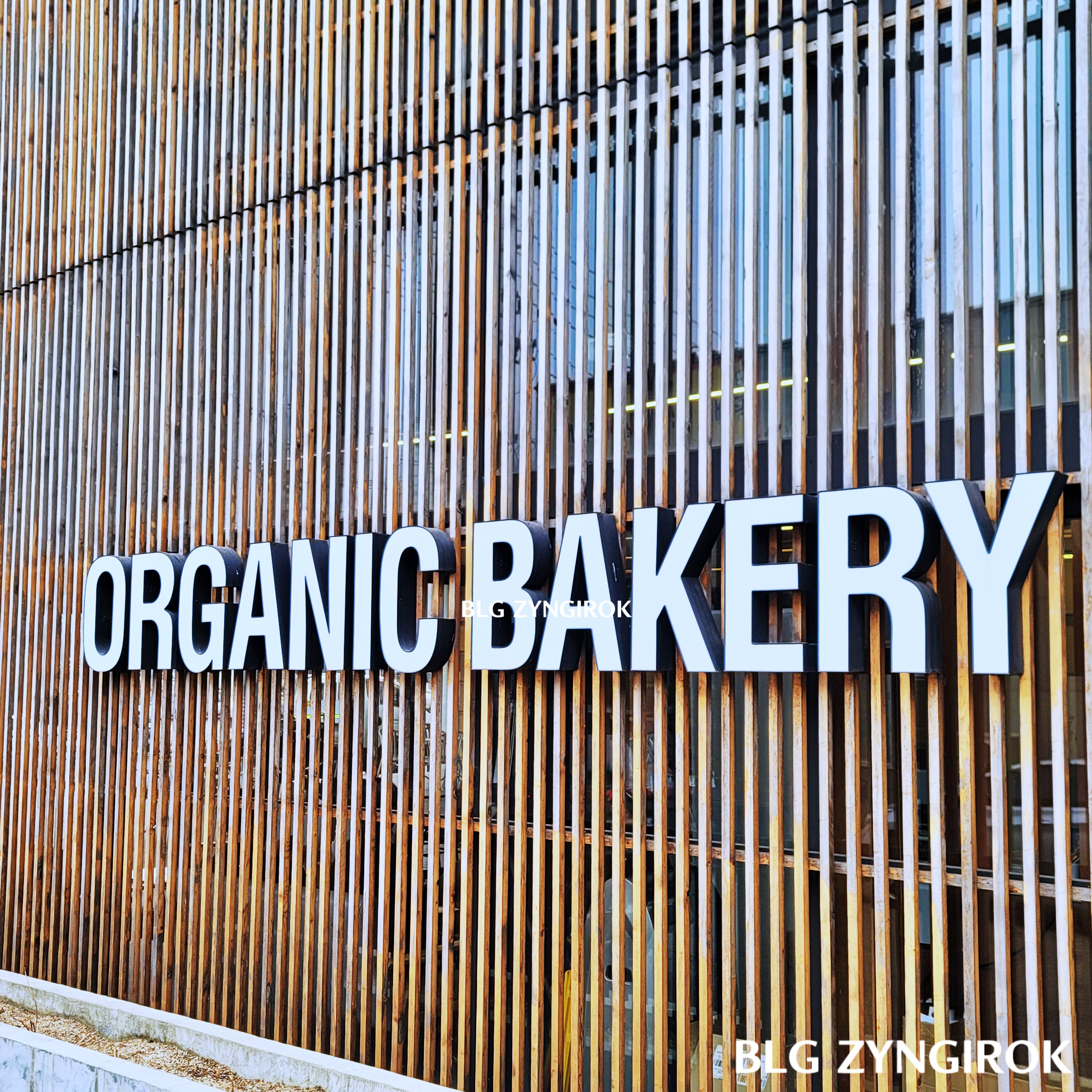 폴콘 전경이다. ORGANIC BAKERY가 쓰여있다.