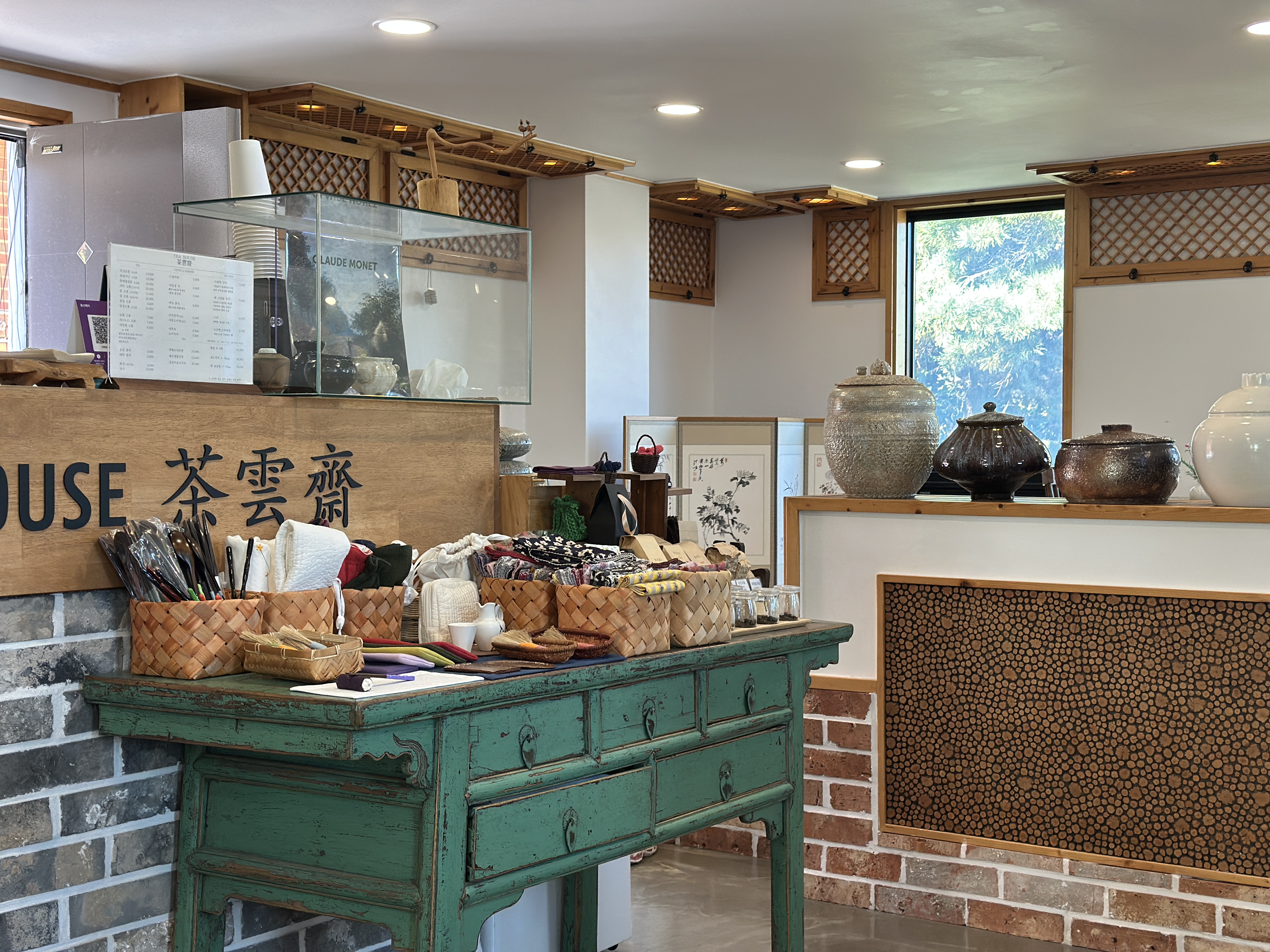 구매할 수 있는 소소한 수저, 수건, 차 용품들이 잔시되어 있음