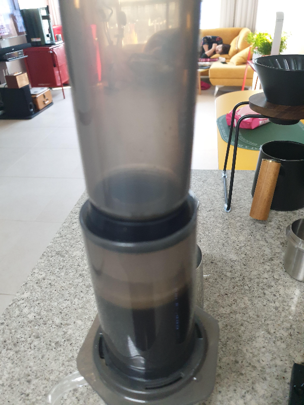 플런저가 살짝 위로 나와있는 모습. 진공을 만들기 위해 살짝 빼냈다.