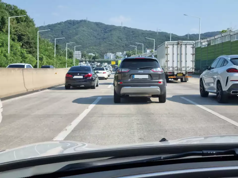 클럽맨 S는 지체 구간에서 변속기를 슬기롭게 다뤄야 합니다.