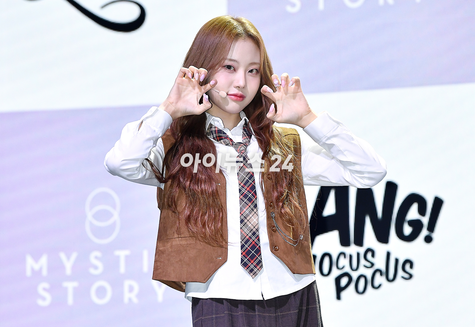 걸그룹 빌리(Billlie) 션이 23일 오후 서울 서교동 신한카드pLay스퀘어 라이브홀에서 &#39;사이드-비:메모얼스 오브 에코 언씬(side-B : memoirs of echo unseen)&#39; 발매 기념 쇼케이스에서 무대를 선보이고 있다. [사진=곽영래 기자]