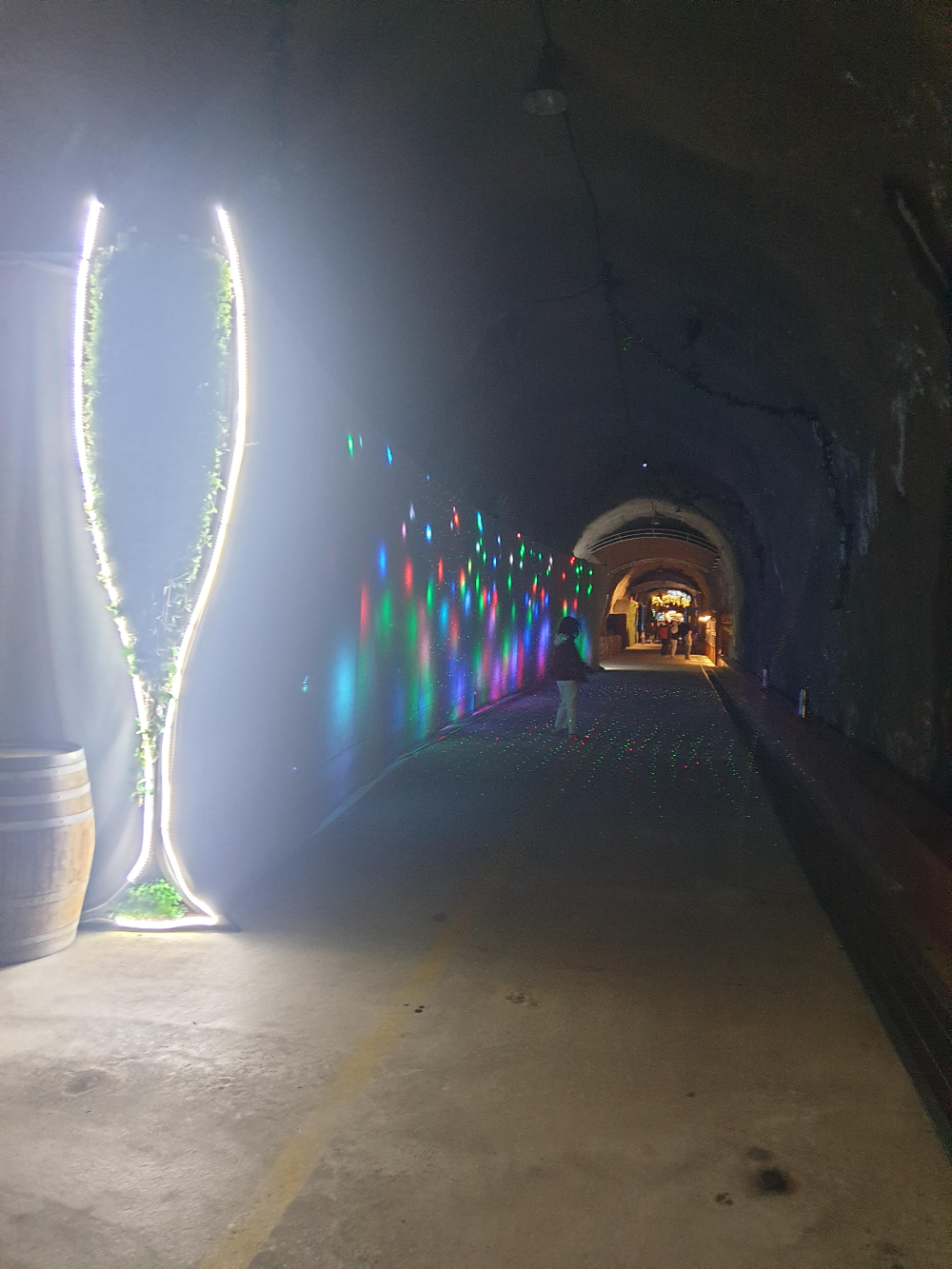 두 번째 조명 코너 와인 모양의 조명과 반딧불과 같은 조명