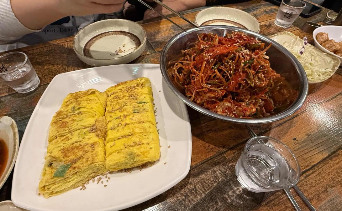 입맛 도는 골뱅이무침과 서비스 계란말이