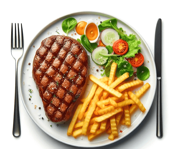 둥그런 하얀 접시에 스테이크가 있다. 옆에는 감자튀김과 야채샐러드가 있고 포크와 나이프도 양옆에 있다.